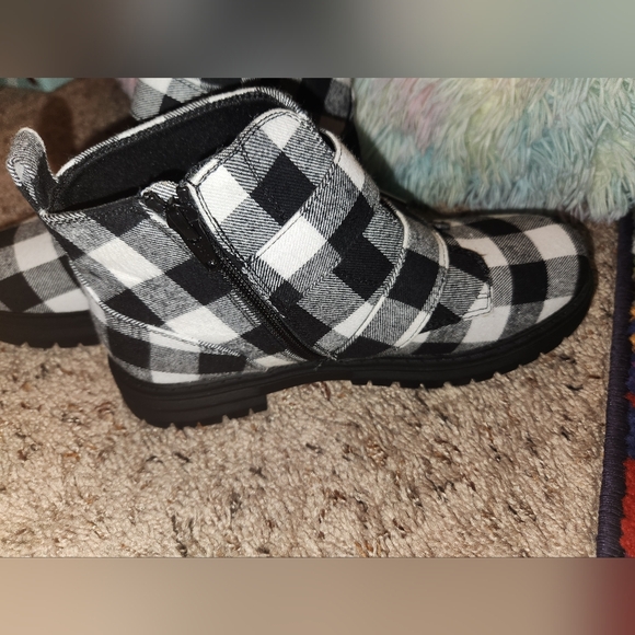 Plaid Black and White Shoes - Picture 3 of 3